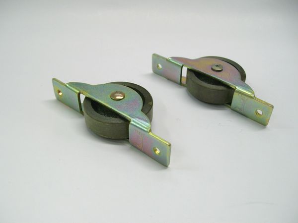 【メール便可】鉄 戸車 30mm 平 1個 [ 戸車 修理 交換 アルミサッシ 修理部品 引き戸 引戸 サッシ 玄関 店舗 窓 部品 diy ばら売り 網戸 一覧 ] 花・ガーデン・DIY DIY・工具 金物