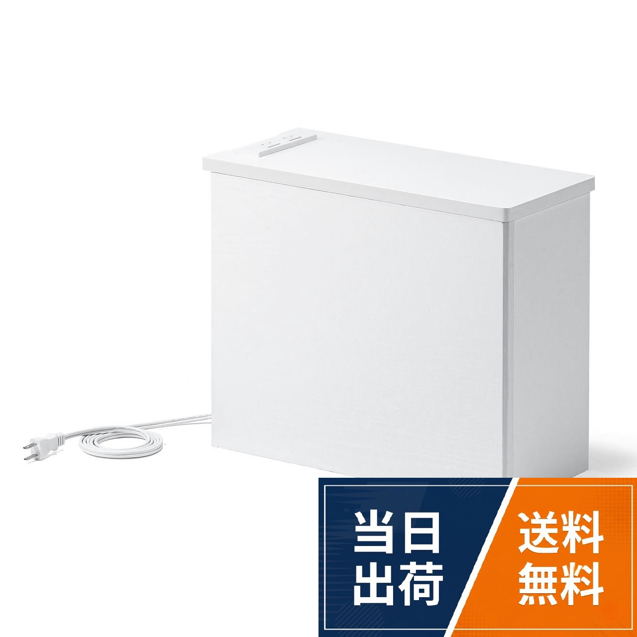 ケーブル や 電源タップ 、 Wi-Fiルーター などが綺麗に収納できる木製の ルーター収納ボックス です。。コーナー に機器をまとめて簡単に設置できる簡易型収納です。。背面がフルオープンなので、かぶせるだけで設置ができます。。幅40cm、高さ33cmで コンパクト に隠せる 小型 タイプです。。天板には2口の コンセント 付きです。。本体はすべて 木 製なので無線 ルーター などの WiFi 機器を収納しても電波障害が少なく、快適にお使いいただけます。。リビングや寝室など様々な箇所の設置に最適です。。背面には巾木よけ加工を施しています。。出っ張っている天板前側の角は面取りしており、底面には傷つき防止のクッション付きです。。保証期間：初期不良のみサンワダイレクト ルーター 収納 ケーブルボックス 木製 コンセント付き 幅40×高さ33×奥行18cm 角置き用 配線隠し 木目調 ホワイト 200-CB046WM / 木製 長方形 コンセント付き / Sサイズ