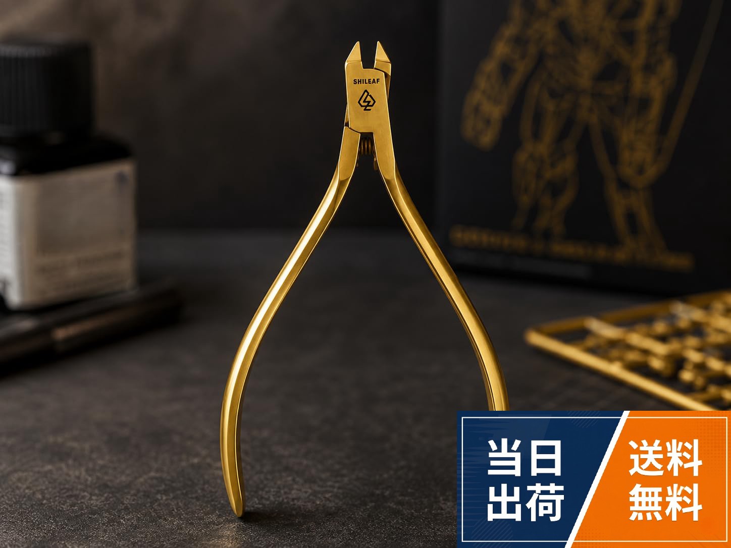 創業から70年に渡る医療器具製造のノウハウから生み出されたオリジナルブランド「SHiLEAF」の商品になります。。本体は、医療グレード材を使用しているため錆びにくい。。先端刃部は、耐久性を上げるためハイス鋼を採用。。極薄刃先で狭いところに入れやすく、隣接部品を傷つけにくい。。1回のカットで平滑な切断面が得られる。。手にフィットする形状で、握りやすいスプリング付きハンドル。。素材/材質　本体：ステンレス鋼、刃部：ハイス鋼（保護カバー付き）。サイズ/寸法 全長：約121mm、ハンドル幅：約72mm。生産国：日本製Dr．ニッパー KATABA【プラモデル用 片刃 ニッパー】 / 全長：約121mm