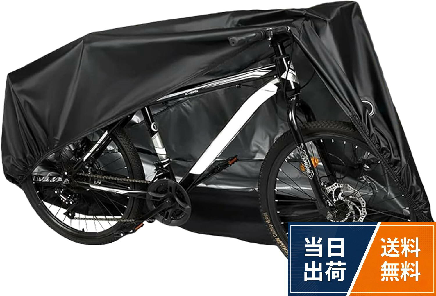 ★【テント専用の厚手生地】 強度や耐久性に優れる210Dオックスフォード生地を採用し、ビニール素材の従来品よりも厚く、破れにくい作りです。スソはしっかりと二重縫いで丈夫に仕上げられており、まくれ防止にも役立ちます。紫外線、雨、雪、落ち葉、鳥の糞、風、ほこり、傷などから自転車を万全に保護します。。★【撥水×紫外線カット】 撥水加工により水の侵入を抑え、大雨でも安心して使用できます。また、UV加工とシルバーコーティングを施した生地で紫外線からもしっかりと保護し、台風、雨、風、紫外線、砂ぼこりなどの天候条件から大切な自転車を守ります。。★【4つの風飛び防止対策】 車体にフィットする立体構造で、タイヤまですっぽりカバーできます。前後の裾は伸縮性のあるゴム仕様で風の影響を受けずにフィットします。後輪には着脱が簡単なワンタッチ式のバックルが付いており、強風対策も万全です。また、ロック穴も設けられ、風による飛び上がりを強化します。。★【盗難防止デザイン】 ワイヤーロックを通す穴が設けられ、盗難防止を向上させます。補強穴は金属製で錆びにくく、破れにも強く、耐久性と防犯性に優れています。直径約30mmの大きなロック錠にも対応可能です。ブラックカラーは盗難対策に役立ち、夜間でも目立ちにくくなっています。。★【4サイズから選べる】 S/M/L/XLの4つのサイズからお選びいただけます。マウンテンバイク、ロードバイク、クロスバイク、ミニベロ、電動自転車、原付など、さまざまなタイプの自転車にも対応可能です。 ※タイヤまで覆えるのは27インチまで。自転車のサイズに合わせてを選んでください。(一部の特殊な車種には、対応できない場合があります)。★【商品仕様】 材質：ポリエステル(本体) 色：ブラック 適合サイズ：20～29インチ 収納袋サイズ：約33×23cm ※表記寸法には多少の公差があります。ご了承下さい。。★【収納袋付き】 本体と同じ高品質素材の収納袋が付属しています。未使用時や持ち運び時にはコンパクトに収納できます。自転車カバーを折りたたんで収納することで場所を取らず、いつも清潔に保つことができます。*パッケージの仕様は予告無しに変更する場合がございます。あらかじめご了承ください。自転車カバー サイクルカバー 4サイズ選べる 最大29インチ対応 防水 厚手 210D 撥水加工 UV加工 盗難防止 破れにくい 防風バックル付き ロック穴付き 収納袋付き まくれ防止 solathree
