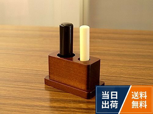 サイズ（約）： 幅6.5cm x 奥行3.4cm x 高さ3.6cm。印立て用の穴のサイズは、それぞれ直径20mmと直径13mm。。四隅は面取りがされ、丁寧に磨き上げてあります。。手ごろなサイズで、大切な方への贈り物にも最適です。豊岡クラフト 印鑑スタンド SC126