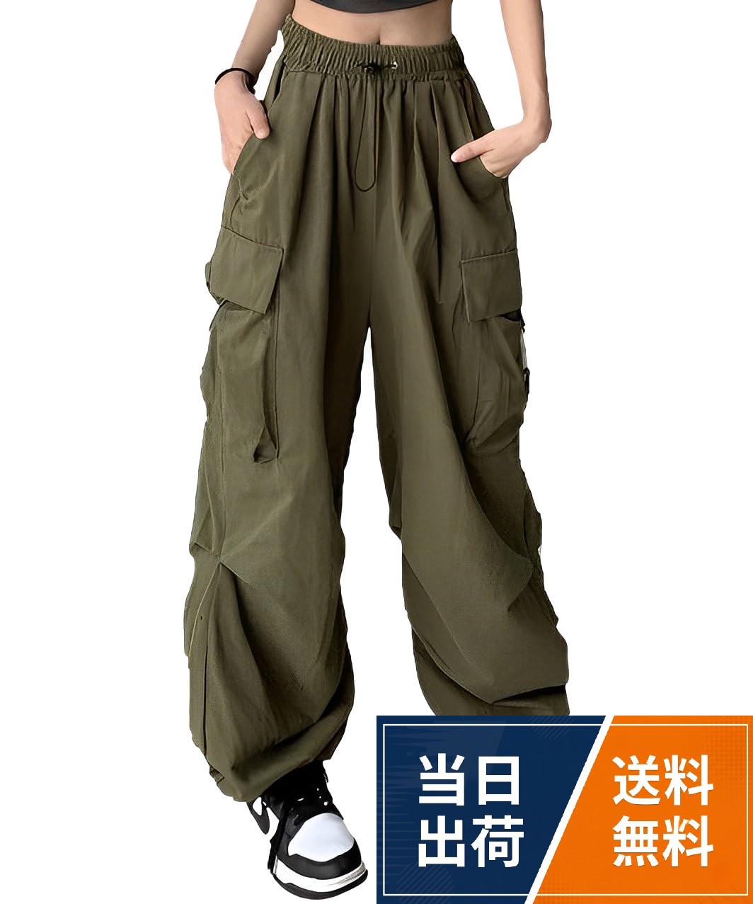 【低身長専用設計のカーゴパンツ】股下62cmのやや短め丈で、152〜155cm前後の小柄な方がバランスよく履けるレディース用カーゴパンツ。裾を引きずらず、ワイドシルエットでも重く見えにくいのが特徴です。一般的なパンツでは丈が長すぎて履きこなしにくかった方に向けて専用設計されています。160cm以上の方はくるぶし丈〜やや短めの印象になりますので、サイズ表をご確認ください。。【涼しい着心地のサマーパンツ】裾ゴム入りジョガー仕様で足首をすっきり見せ、バルーン感のあるパラシュートシルエットを実現。動きやすいパンツとして日常使いから外出シーンまで快適に。さらっとした生地感で夏でも涼しく、ワイドでも軽やかな印象にまとめられます。脚のラインを拾いにくいので体型カバーをしたい方にも向いています。。【ハイウエスト＆ウエストゴムで楽な履き心地】ウエストゴム仕様のハイウエスト設計で、お腹周りを締め付けず楽に着用可能。素材はさらっとしたポリエステルで軽量、春夏向けの軽やかな着心地です。カラーは黒を中心としたベーシック展開で、ブラック・グレー・グリーンの3色をご用意。厚手・防寒仕様ではないため、秋冬の防寒目的には向いていません。サイズはサイズ表でご確認ください。。【Y2K・カジュアル・ストリートに合う使用シーン】バルーン・パラシュート形状のトレンドシルエットで、Y2Kファッションやストリートコーデと相性抜群。日常のお出かけ、カフェ、ショッピング、軽いお散歩など幅広いシーンに対応します。低身長でトレンドのワイドパンツを取り入れたい方、ハイウエストでスタイルアップしたい方、楽に履けるおしゃれパンツをお探しの方におすすめです。。【購入前のサイズ確認＆安心ポイント】股下は全サイズ共通で62cmです。モデル身長152cm着用。ゆったり長め丈や高身長の方はイメージと異なる場合がありますので、必ずサイズ表をご確認ください。Four leafは低身長の小柄な女性のために設計したレディースパンツを企画しており、丈感に悩んできた方のために専用サイズで仕上げています。届いてから「丈が合わない」を避けるため、ご注文前にサイズ寸法のご確認をおすすめします。[Four leaf] カーゴパンツ レディース 低身長 股下62cm 夏 サマーパンツ ワイド ハイウエスト ジョガー バルーン パラシュート Y2K ゆったり 涼しい 黒 春 夏 ウエストゴム / カーゴ
