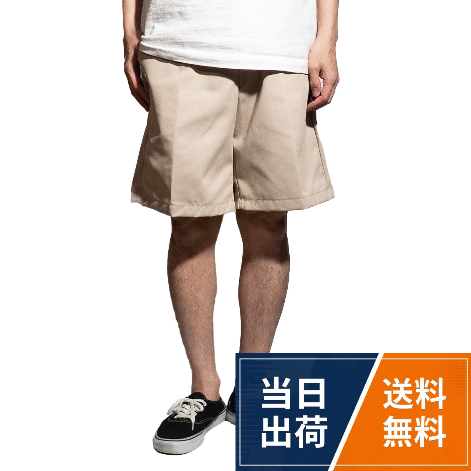 素材 コットン35％、ポリエステル65％（8oz.ツイル）。生産国 メキシコ。生産ロットにより、生地や色味、タグ有無やロゴのデザイン等が異なります。在庫管理上、ご指定いただくことは出来ません。予めご了承下さい。。1923年、アメリカはナッシュビルにて、ハーリン兄弟とその従兄弟により設立された「レッドキャップ」。当初はオーバーオールの生産から細々とスタートしましたが、耐久性と着心地にこだわったワークウエアは必然的にシェアを確立。GM社のユニフォームに採用されるなど、その性能は広く認められ、米国No.1ワークブランドに上り詰めます。シルエットの良さからファッション業界の注目度も高く、数々の名ブランドでベースに使われている事も有名。トレードマークである可愛らしいラベルは、タバコをこよなく愛した創設者が、赤い帽子のマークが付いたブラジルのタバコから影響を受け、1927年に作られたものだそうです。レッドキャップ REDKAP #PT26 プレーンフロント ワークショーツ スプルースグリーン 28 / ストリートウェア