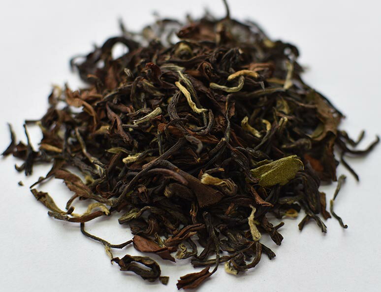 名称 紅茶 原材料 紅茶 原産国 インド 内容量 500g 賞味期限 製造日より2年（商品ラベルに記載） 保存方法 高温多湿をさけて保存してください。 製造者または販売者 株式会社セレクティー 静岡県静岡市葵区葵町493月初旬からダージリン紅茶のシーズンが始まりますが、気温の上昇と共に茶畑の茶葉の熟成が進んで、ダージリン紅茶特有のマスカットに例えられる香気が強くなり、水色や味も深みが増してきます。 特に5月～6月はセカンドフラッシュシーズンと呼ばれ、その季節に作られるダージリン紅茶は一番品質が良いとされます。 ダージリンの名園のひとつのサングマ茶園の中で、特別な紅茶をつくるために有機栽培されている茶畑の一区画で作られた紅茶のブランドのタルザム茶園のセカンドフラッシュのブレンドです。 茶葉には、たくさんシルバーチップが含まれており水色（すいしょく）は濃いめのオレンジ色です。 香ばしい渋みの中に甘さがあり、セカンドフラッシュらしいマスカテルフレーバーが感じられます。 甘みのある紅茶ですが、冷めてくると心地よい渋みが出てきますので、アイスティーにもおすすめです。