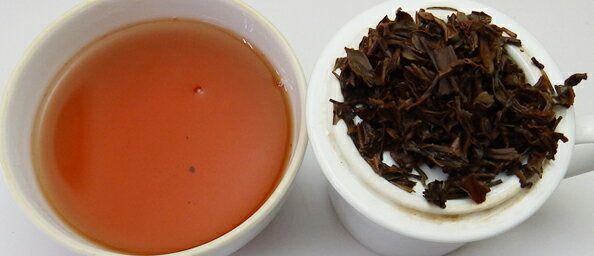 名称 紅茶 原材料 紅茶 原産国 インド 内容量 500g 賞味期限 製造日より2年（商品ラベルに記載） 保存方法 高温多湿をさけて保存してください。 製造者または販売者 株式会社セレクティー 静岡県静岡市葵区葵町493月初旬からダージリン紅茶のシーズンが始まりますが、気温の上昇と共に茶畑の茶葉の熟成が進んで、ダージリン紅茶特有のマスカットに例えられる香気が強くなり、水色や味も深みが増してきます。 特に5月〜6月はセカンドフラッシュシーズンと呼ばれ、その季節に作られるダージリン紅茶は一番品質が良いとされます。 もっとも有名な茶園のひとつ、マーガレッツホープ茶園のセカンドフラッシュです。 茶葉はやや細かく濃い茶色で、水色（すいしょく）は濃いめのオレンジ色です。渋みはほとんどなく、マイルドな飲み口です。少しおくと、フルーティーな味わいが際立ってきます。 ストレートティーがおすすめですが、香ばしい香りが、ミルクティーにも合います。 ミルクティーは、長めに蒸らしてください。 原材料：紅茶 茶葉原産国：インド 茶葉の種類：FTGFOP1（CH-SPECIAL) 水色：濃い目のオレンジ色 茶葉の量：ティースプーン 中盛1杯（約2.5グラム）