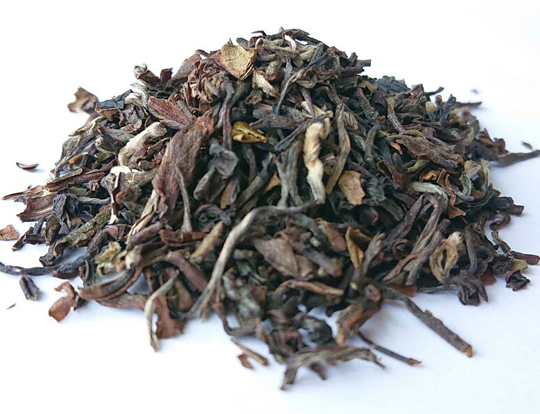 わずかに緑色がかった明るめの茶色の茶葉にシルバーチップが混ざっています。 水色は淡い山吹色です。 夏摘みの走りの茶葉で、甘く、さわやかな味わいです。 アイスティーにも向いています。 ※かさがあるため、宅配便専用商品です。 メール便対応はしていません。 名称 紅茶 原材料 紅茶 原産国 インド 内容量 80g (40g x 2) 賞味期限 製造日より2年（商品ラベルに記載） 保存方法 高温多湿をさけて保存してください。 製造者または販売者 株式会社セレクティー 静岡県静岡市葵区葵町49
