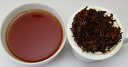 名称 紅茶 原材料 紅茶 原産国 インド 内容量 500g 賞味期限 製造日より2年（商品ラベルに記載） 保存方法 高温多湿をさけて保存してください。 製造者または販売者 株式会社セレクティー 静岡県静岡市葵区葵町491823年、当時ビルマ領のアッサムの奥地に滞在していたイギリス人ロバート・ブルースによってアッサム種の茶樹が発見されました。 中国種の茶樹と比較するとアッサム種は数倍大きく、カテキン成分が高いのが特徴で紅茶向きの品種です。アッサム地方はイギリスの支配の下、大規模な開拓が進められ現在では、世界一の紅茶生産国インドの生産量の約半分を占め、世界最大の紅茶産地として世界中に知られています。 アッサム紅茶は他の産地の紅茶には見られない程の重厚なコク （強いボディー）、深く赤い水色、芳醇な香りが特徴で、ミルクティーに良く合う紅茶です。 ●アッサム紅茶のクオリティーシーズン アッサム紅茶の収穫シーズンはほぼダージリン紅茶と一緒で、3月から11月まで紅茶が作られ、3月〜4月に作られるファーストフラッシュと6月頃に作られるセカンドフラッシュはダージリン紅茶同様にクオリティーシーズン紅茶として珍重されます。 茶葉は大きめでゴールデンチップがたくさん入っています。 水色（すいしょく）は透き通った褐色で、香ばしく甘いふくよかな香りが広がります。 アッサム紅茶といえば、日本ではミルクティー専用の紅茶が多いのですが、セカンドフラッシュに限ってはゴールデンチップの入った、上品でストレートでいただけるアッサム紅茶に人気があります。 渋みや雑味を感じず、程よいコクと甘みがあり、まずはストレートティーでお楽しみいただきたい紅茶です。ミルクティーにすると、すっきりとした上品な味わいになります。 濃いミルクティーがお好みであれば、茶葉の量を増やして抽出時間を長めにしてください。 原材料：紅茶 茶葉原産国：インド 茶葉の種類：SFTGFOP1 水色：透き通った褐色 茶葉の量：ティースプーン　中盛1杯（2.5グラム）