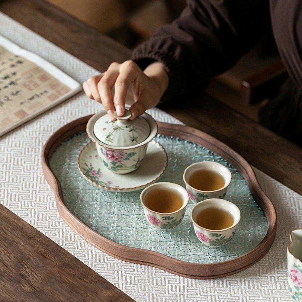 商品名： フローラガラストレー素材： 胡桃の木、耐熱ガラスレベル： A等品安全&amp;安心 出荷する前に、厳しい検査を行っておりますので、商品品質にご安心ください。お取り扱いについて： 素材の性質上、使いはじめに匂いがする事がございますが、使用していく過程で緩和されます。品名 花海棠柄トレートレイ品質表示 材質:ガラス天然胡桃の木 sサイズ: W29xD21xH2.5cm mサイズ: W37xD25.5xH2.5cm サイズは当店計測サイズとなります。商品により、若干の個体差が生じます。商品名： フローラガラストレー素材： 胡桃の木、耐熱ガラスレベル： A等品安全&amp;安心 出荷する前に、厳しい検査を行っておりますので、商品品質にご安心ください。お取り扱いについて： 素材の性質上、使いはじめに匂いがする事がございますが、使用していく過程で緩和されます。品名 花海棠柄トレートレイ品質表示 材質:ガラス天然胡桃の木 sサイズ: W29xD21xH2.5cm mサイズ: W37xD25.5xH2.5cm サイズは当店計測サイズとなります。商品により、若干の個体差が生じます。