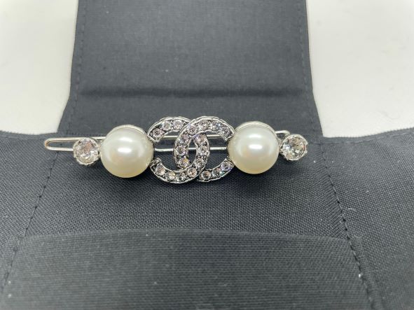 【在庫即発】 CHANEL パールヘアバレッタ アクセサリー【21A】【SELECTHOUSE☆セレクトハウス】アクセサリー シャネル【正規店直接買付品】国内即発送OK　ヘアクリップ　ギフト　誕プレ　クリスマスのサムネイル