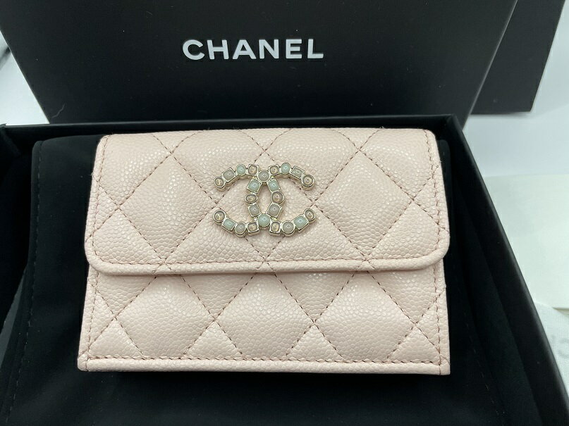 マラソン最大4万円クーポン発行中！在庫即発【新品】シャネル財布 ミニ】CHANEL シャネル【SELECTHOUSE☆セレクトハウス】ビジュー付き三つ折り財布 【正規店直接買付品】国内即発送OK ギフト 誕プレ 記念日 クリスマス 母の日