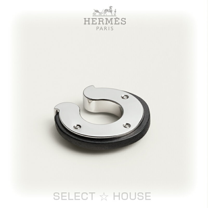 HERMES（エルメス）船長の耳飾り 当店で取り扱っている商品は正規取扱店から買付する100%正規品です。 商品コメント 【ブランド】 1837年に馬具職人「ティエリ・エルメス」がパリで馬具工房として創業したHERMES(エルメス)。 厳選された素材をもちい技術力の高い職人の手によって作り出され、他の追随を許さない最高級品質を保っています。 その品質の高さは貴族御用達のブランドになっている事からもうかがえます。 エルメスのアイテムはエレガントなデザインを保ちつつ機能的であることも大きな特徴です。 【アイテム】 レザーとメタルのストラップピアス。キャピテーヌラインは、船室のインテリアからインスピレーションを得て、そのディテールを再解釈しています。舷窓のボルトはビーズスタッドに、木材は天然皮革のストラップへと生まれ変わりました。ピアス穴の有無に関わらず装着できるようデザインされており、ユニバーサルな開口部のおかげで簡単に耳にフィットします。この商品は単品販売です。 カラー noir サイズ 直径：2.4cm 素材 ・- 仕様 ・フランス製 状態 海外正規店直接買い付け品（新品） 付属品 BOX・リボン 詳細 ■H500501FJ89 ※画像には当店の画像とわかるように「SELECT HOUSE」とブランドロゴの透かし文字が入っています。 ※当店ではブランド正規店より直接商品をお取り寄せしております。 ※代金引換、銀行振込不可。※クレジットカードオンリー。※御注文後のキャンセル不可 ※在庫変動がはげしいため、購入前の在庫確認は行っておりません。※ご注文から在庫確認まで2〜5日程かかります。※掲載中の現行モデルのみ ○在庫切れの場合は、キャンセルとなります。○海外直営店からの取り寄せの為、返品・交換はお受けできません。 ○注文後のキャンセルはお受けできません。○御購入の前によくご検討くださいませ。 ○ご注文が入ってからの買付になります。○海外直営店からの取り寄せ後、当社から国内発送します。 ○最大のネットワークと努力で買付いたしますが、すでに完売の場合はキャンセル・返金となります。 お届けまで15日から25日程度かかります。　 　 　 ※画像には当店の画像とわかるように「SELECT HOUSE」とブランドロゴの透かし文字が入っています。　 　 　