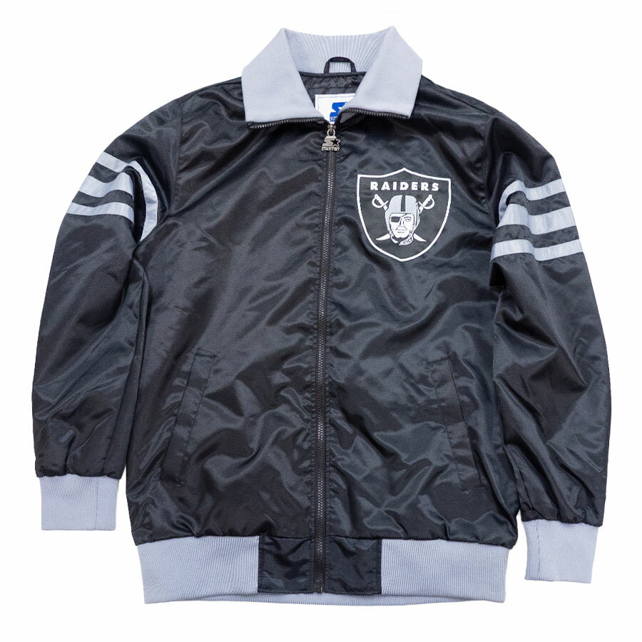 アイテム情報■Starter 【現地買付品】Light Satin Full-Zip Jacketラスベガス・レイダース仕様のライトサテンフルジップジャケット。滑らかな光沢が魅力の現地買付アイテムです。■STARTERSTARTER は 1971 年にアメリカで誕生したスポーツアパレルブランドで、特にNFL・NBA・MLB などの公式ライセンスを使用した スタジャンで世界的な人気を獲得しました。90年代のスポーツ＆ストリートカルチャーを象徴するブランドとして知られ、光沢のあるサテン素材、チームロゴを大胆に使ったデザインが特徴。現在も当時の雰囲気を再現した復刻モデルが多く支持されています。▼S [胸囲88-92cm / ウェスト71-79cm]▼M [胸囲92-102cm / ウェスト79-86cm]▼L [胸囲102-112cm / ウェスト86-97cm]▼XL [胸囲112-122cm / ウェスト97-109cm]▼XXL [胸囲122-132cm / ウェスト109-122cm]※こちらは実寸ではなくメーカー参考サイズです。取り寄せ注文規約2点以上のお買い上げの場合全ての商品が揃い次第発送します。（配送料・手数料は初回発送分のみご請求）× メーカーが在庫を確保できず、キャンセルとなる場合がございます× お客様都合によるキャンセル・返品は承り兼ねます仕様が変更される場合があります※画像はサンプルになりますお取り寄せ注文の場合、発送までに 1ヶ月～2ヶ月ほどお時間がかかります（配送日の指定はできません）上記内容をご理解の上ご注文するようお願い致します※上記内容をお守り頂かないと商品の発送ができない場合がございますアイテム詳細サイズ-素材-ブランドSTARTER生産国-注意点・商品は生産時期によってデザインやサイズに差が生じる場合がございます。・商品はモニターの影響で色の変化が感じられる場合がございます。・洗濯・アイロンの使用につきましては、品質マークに従ってください。関連キーワード[アウター][ジャンパー][【現地買付品】Light Satin Full-Zip Jacket][Las Vegas Raiders][Black][アメリカンフットボール アメフト]