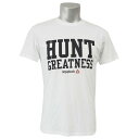 スタッフコメント最強のディフェンスエンドとも呼ばれる、J. J・ワット選手のTシャツ！"HUNT GREATNESS" のグラフィックを大胆にデザイン。バックにはワット選手の背番号を配したアイコニックな一枚。程良いスポーティー感が普段使いに...