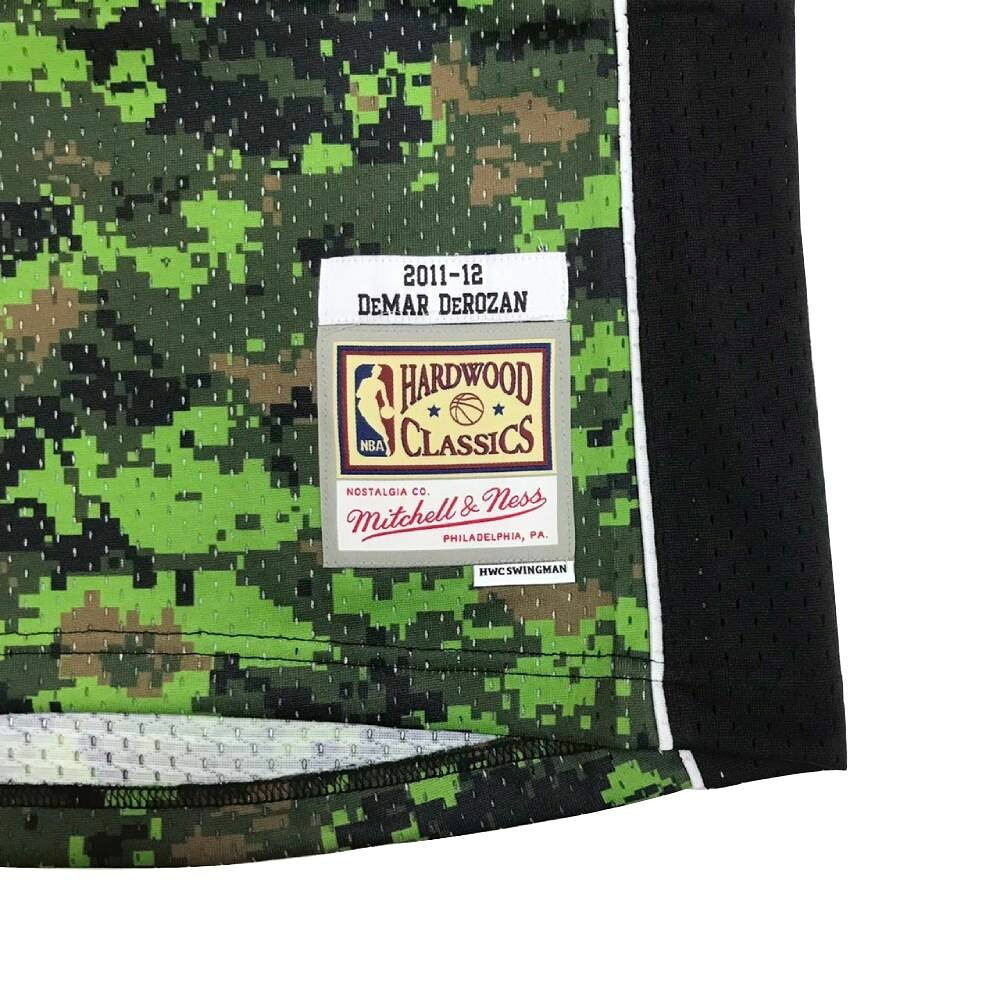 MLB.NBAグッズショップ SELECTIONのNBA デマー・デローザン ラプターズ ユニフォーム スウィングマン ミッチェル＆ネス/Mitchell & Ness カモ｜アングル3
