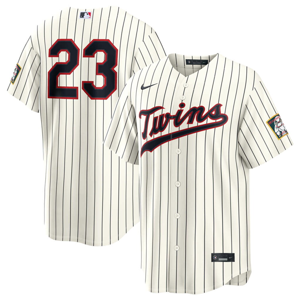 アイテム情報■2026 MLB フィールド・オブ・ドリームス2026年8月13日にアイオワ州ダイアーズビルで開催予定。ミネソタ・ツインズとフィラデルフィア・フィリーズが公式戦で対戦する。2022年以来4年ぶり、2021年の初開催から数えて通算3回目の開催。映画『フィールド・オブ・ドリームス』の舞台に整備された新球場「Field of Dreams Ballpark」で初めて行われるMLB公式戦となる。■NIKE スタジアムジャージフィールド仕様のデザインをベースに、ファン向けに快適さを追求したモデル通気性と吸汗速乾性に優れた素材で、試合観戦からデイリーまで快適な着心地ルーズフィット設計で動きやすく、レイヤードスタイルにも最適チームワードマークや背番号は立体感のある昇華ツイルアップリケ仕様刺繍のナイキ スウッシュとMLBバッターマンロゴが本格的な仕上がりを演出レプリカ感覚で気軽に着用できる、オンフィールドデザイン採用モデル■NIKEメーカーサイズ▼S[胸囲88-96cm/ウェスト73-81cm]▼M[胸囲96-104cm/ウェスト81-89cm]▼L[胸囲104-112cm/ウェスト89-97cm]▼XL[胸囲112-124m/ウェスト97-109cm]▼XXL[胸囲124-136cm/ウェスト109-121cm]※こちらは実寸ではなくメーカー参考サイズです。★身長別サイズ目安★ご購入時の参考にして、お客様ご自身にあったサイズをお選びください。▼S[165-170cm]▼M[170-175cm]▼L[175-180cm]▼XL180-185cm]▼XXL[185-190cm]※こちらの参考サイズ表は、あくまで標準的な目安です。着用感には個人差があります。取り寄せ注文規約2点以上のお買い上げの場合全ての商品が揃い次第発送します。（配送料・手数料は初回発送分のみご請求）× メーカーが在庫を確保できず、キャンセルとなる場合がございます× お客様都合によるキャンセル・返品は承り兼ねます仕様が変更される場合があります※画像はサンプルになりますお取り寄せ注文の場合、発送までに 1ヶ月～2ヶ月ほどお時間がかかります（配送日の指定はできません）上記内容をご理解の上ご注文するようお願い致します※上記内容をお守り頂かないと商品の発送ができない場合がございますアイテム詳細サイズアイテム情報に参考サイズを記載素材-ブランドナイキ/Nike生産国-注意点・商品は生産時期によってデザインやサイズに差が生じる場合がございます。・商品はモニターの影響で色の変化が感じられる場合がございます。・洗濯・アイロンの使用につきましては、品質マークに従ってください。関連キーワード[ジャージ][ユニホーム][2026 Field of Dreams Stadium Jersey][Minnesota Twins][Royce Lewis #23][Cream][メジャーリーグ 大リーグ][MIN]