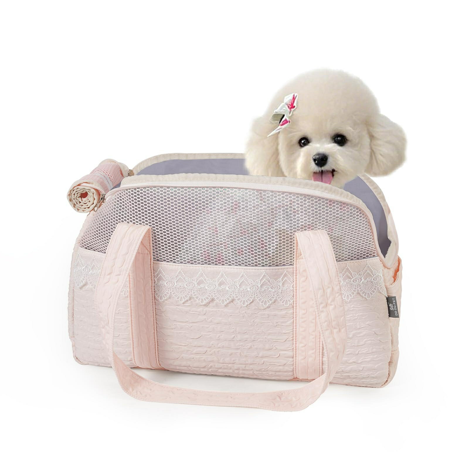 【通気性と安心感を両立】 通気性に優れたメッシュと、視線や冷気を和らげる布面の両面仕様。季節やシーンに応じて快適に使い分けができる、実用性と安心感を両立した設計"【レース×淡色カラーでフェミニンな可愛さ】 淡いピンクとブルーの2色展開。繊細なレースを添えたやさしいデザインは、ファッションに自然に溶け込み、通院やお散歩シーンでも上品な可愛さを演出【丁寧な縫製で型崩れしにくい】 職人の手でひとつひとつ丁寧に仕上げた縫製で、荷重がかかっても型崩れしにくく、美しい形をキープ 使用時はしっかり自立し、使わない時は折りたたんでコンパクトに収納【多機能で使いやすさアップ】 ふわふわクッションマット付き、片側を外に出せば、ペットがあごをのせてくつろげる“まるで枕”の心地よさ 移動中も安心してうたた寝できる、やさしさ設計。飛び出し防止リードと外ポケットも備え、お出かけ時の使いやすさも抜群【女性も持ちやすい！超軽量設計】 わずか0.48kgの超軽量設計。手提げ・肩掛けの2WAY仕様で、普段使いから旅行・通院まで幅広く活躍できます