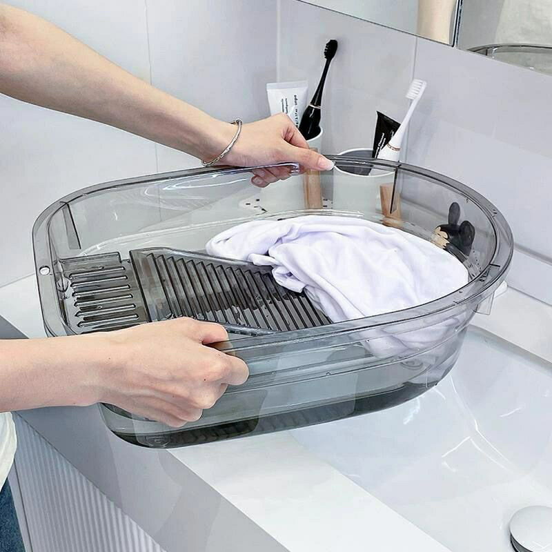 この製品について 効率的な洗浄：手洗い用の洗面器を使用すると、衣類を手洗いするのがより簡単かつ効率的になり、衣類を常に清潔に保つことができます。 内蔵洗濯板: この洗面台には内蔵洗濯板が付いており、追加の道具や設備を必要とせずに簡単に衣類を拭くことができます。 衣類縮み器: 衣類縮み器が組み込まれた洗面器は、衣類から余分な水分を取り除くだけで、衣類をより速く効率的に乾かすことができます。 ポータブル設計: このスクラバーは持ち運びが簡単なポータブル設計で、キャンプ旅行やその他のアウトドアアドベンチャーに最適なソリューションです。