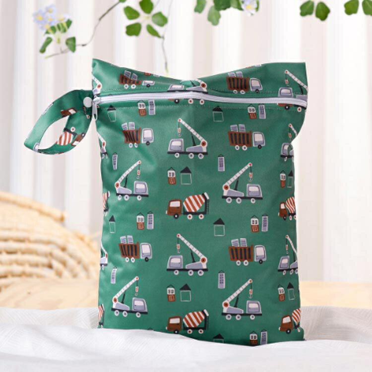 子育てに便利♪防水マルチポーチ 26x36cm大容量でいろいろ収納できる！使用しないときは畳んでコンパクトにもできて便利！ポリエステル100％内側に防水コーティング搭載で濡れたものの収納にも便利！※完全防水ではありません サイズ 26*36cm サイズについての説明 サイズ：26*36cm 素材 PUL 色 01 02 03 04 05 06 07 08 09 10 11 12 13 14 15 16 17 18 19 20 備考 ●サイズ詳細等の測り方はスタッフ間で統一、徹底はしておりますが、実寸は商品によって若干の誤差(1cm〜3cm )がある場合がございますので、予めご了承ください。 ●製造ロットにより、細部形状の違いや、同色でも色味に多少の誤差が生じます。 ●パッケージは改良のため予告なく仕様を変更する場合があります。 ▼商品の色は、撮影時の光や、お客様のモニターの色具合などにより、実際の商品と異なる場合がございます。あらかじめ、ご了承ください。 ▼生地の特性上、やや匂いが強く感じられるものもございます。数日のご使用や陰干しなどで気になる匂いはほとんど感じられなくなります。 ▼同じ商品でも生産時期により形やサイズ、カラーに多少の誤差が生じる場合もございます。 ▼他店舗でも在庫を共有して販売をしている為、受注後欠品となる場合もございます。予め、ご了承お願い申し上げます。 ▼出荷前に全て検品を行っておりますが、万が一商品に不具合があった場合は、お問い合わせフォームまたはメールよりご連絡頂けます様お願い申し上げます。速やかに対応致しますのでご安心ください。