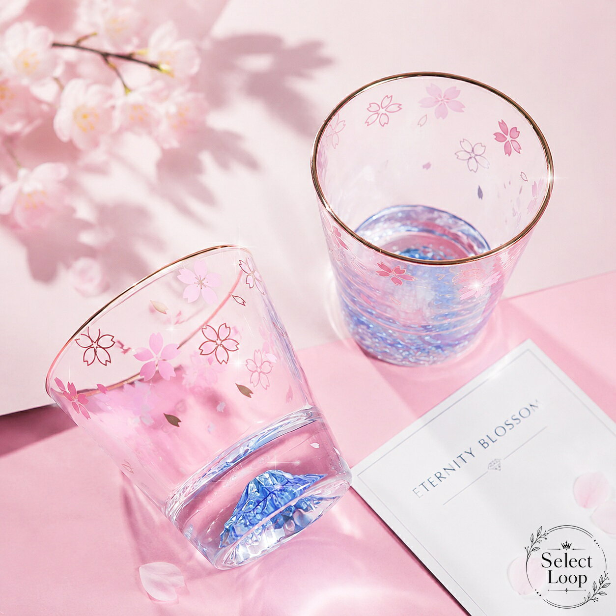 富士山モチーフと桜柄を組み合わせた、手吹き仕上げのロックグラスです。飲み物の色合いによって見え方が変わり、見た目も楽しめます。商品特徴：無鉛ガラスを使用した手吹きグラス。ゴールドの縁取りと富士山デザインが上品な印象です。適用シーン：ウイスキー、冷酒、カクテルなどの晩酌用のほか、誕生日、結婚祝い、父の日・母の日、外国人へのお土産にもおすすめです。規格情報：直径約9cm、高さ約9.5cm、容量約290ml、重量約0.33kg。使用・注意事項：食器としてご使用ください。手吹き製品のため、サイズや仕上がりに個体差が生じる場合があります。強い衝撃や急激な温度変化は避けてください。富士山モチーフと桜柄を組み合わせた、手吹き仕上げのロックグラスです。飲み物の色合いによって見え方が変わり、見た目も楽しめます。商品特徴：無鉛ガラスを使用した手吹きグラス。ゴールドの縁取りと富士山デザインが上品な印象です。適用シーン：ウイスキー、冷酒、カクテルなどの晩酌用のほか、誕生日、結婚祝い、父の日・母の日、外国人へのお土産にもおすすめです。規格情報：直径約9cm、高さ約9.5cm、容量約290ml、重量約0.33kg。使用・注意事項：食器としてご使用ください。手吹き製品のため、サイズや仕上がりに個体差が生じる場合があります。強い衝撃や急激な温度変化は避けてください。