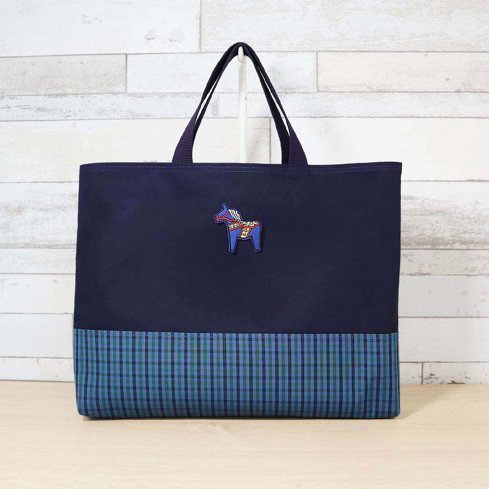 【青馬のワッペン付き】 ブルーグリーンチェック 紺 タータンチェック マチあり レッスンバッグ / お稽古バッグ 手提げ 男の子 女の子 入園入学グッズ 通学バッグ 絵本バッグ 『ハンドメイドバッグ』『ハンドメイド作品』