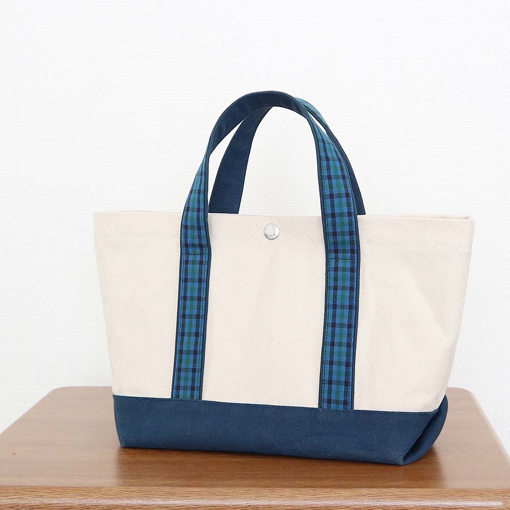 ボタン付き ブルーグリーンチェック 生成り×ブルー 岡山帆布8号使用 タータンチェック マチ付き トートバッグ ランチバッグ サブバッグ バッグ 帆布 ／ 大人ナチュラル 上品かわいい お出かけにも便利『ハンドメイドバッグ』『ハンドメイド作品』