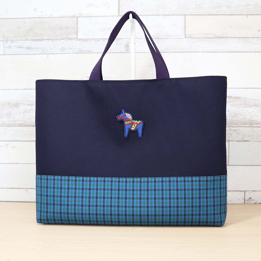 【青馬のワッペン付き】 ブルーグリーンチェック 紺 タータンチェック マチあり レッスンバッグ / お稽古バッグ 手提げ 男の子 女の子 入園入学グッズ 通学バッグ 絵本バッグ 『ハンドメイドバッグ』『ハンドメイド作品』