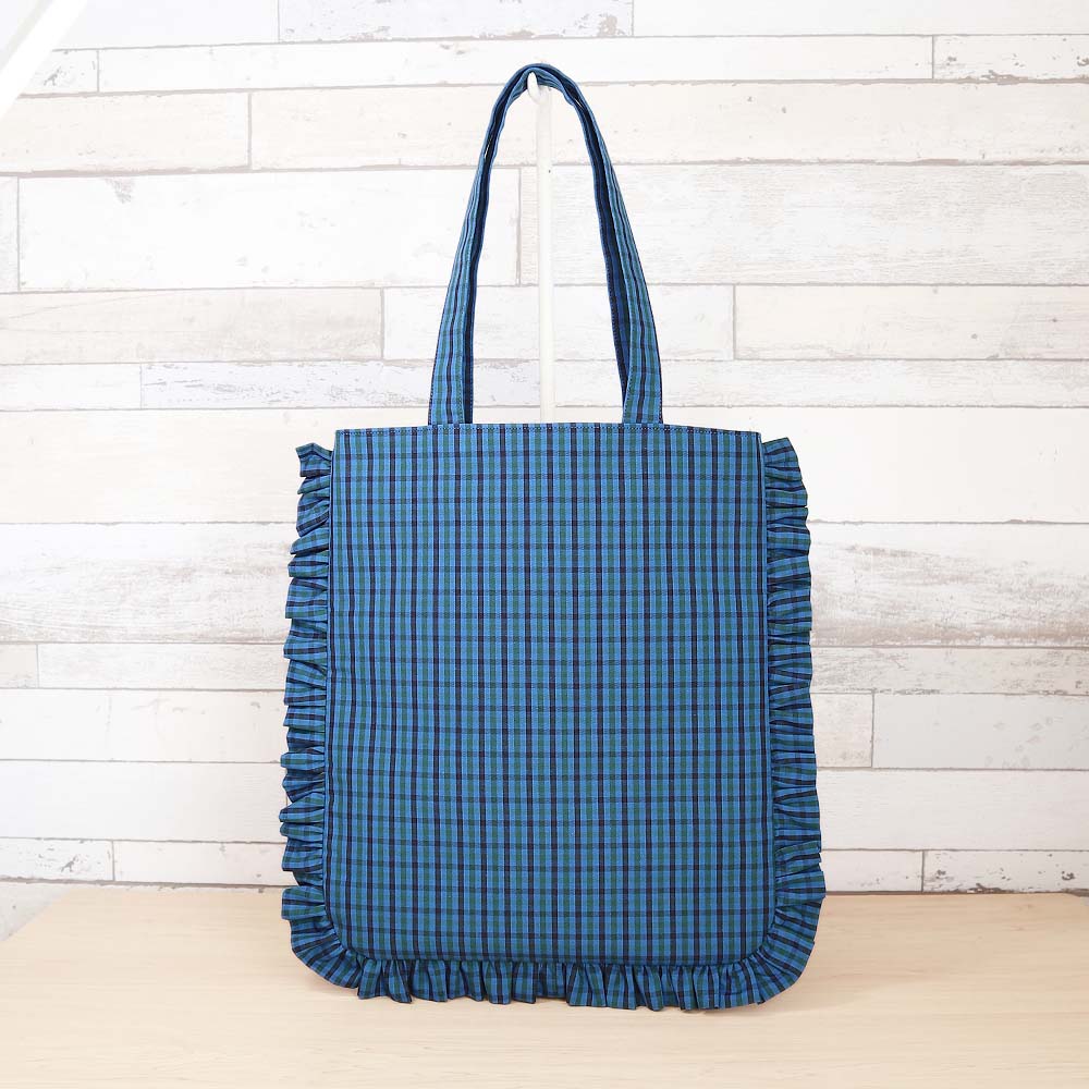フリル付き ブルーグリーンチェック×ネイビー ポケット付き A4 縦型トートバッグ サブバッグ ／ 通勤通学 エコバッグ 肩掛けバッグ 縦長バッグ 大人ナチュラル 上品かわいい 【選べる内側カラー】『ハンドメイドバッグ』『ハンドメイド作品』