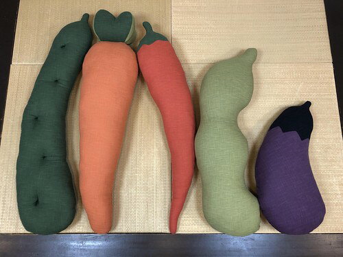 (納期1週間程度)【日本製】手作り抱き枕 きゅうり(むら糸:木賊色 )【送料無料】 (抱き枕、クッション、インテリア雑貨、寝具) [2]