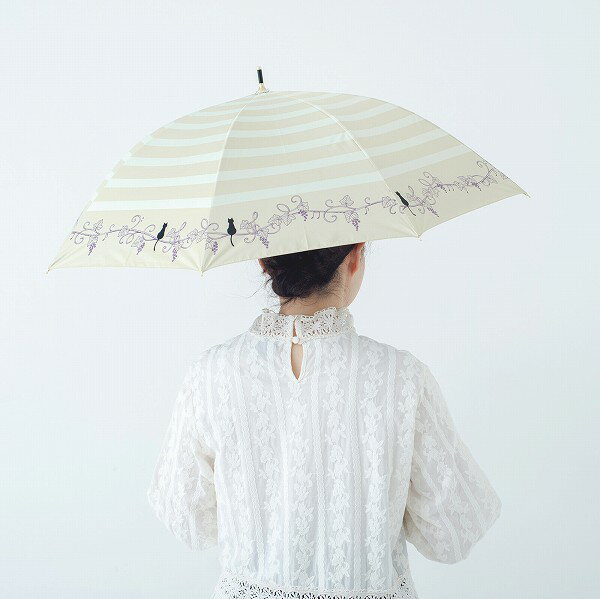 ボーダープリントに、葡萄のツタモチーフにちょこんとのっかっている猫ちゃんが大人かわいい晴雨兼用傘。 この葡萄のツタがところどころト音記号やヘ音記号になっていて、♪モチーフもついてるんです！！音楽好きさんへのプレゼントとしてもぴったりなんです...