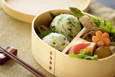 セレクトプラスの若兆wooden BENTO makie/曲げわっぱ弁当箱　蒔絵雅さくら （BENTO-7） 【送料無料】 （お弁当箱,ランチボックス,ランチBOX、ピクニック）｜アングル3