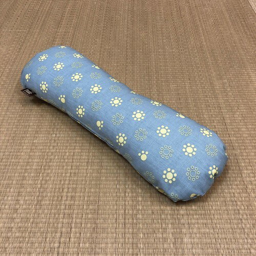 低い枕を希望される方で、首にだけ枕を当てたい方のために開発しました。ファスナーが付いており、微妙な調節も出来ます。 ■サイズ・容量 W150×D470×H65mm ■生産地：日本 ■素材・成分：原料 ：側生地/綿100% 中身/プラストマーポリエチレンパイプ100% 約330g お届けまでに1週間程度かかる場合があります。 北海道・沖縄・離島へは別途送料が必要となります。在庫更新のタイミングにより、在庫切れの場合はキャンセルさせていただく可能性があります。