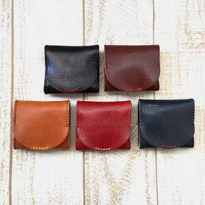 少しツヤがあり、柔らかめの質感の革です。 コンパクトでかさばらないのに、たっぷり収納！ ボックス式だから小銭の出し入れが簡単で、中身もすぐに確認できます。 手のひらに収まるサイズ感で女性でも取り扱いしやすく、ちょっとした小物入れとしてもお使...