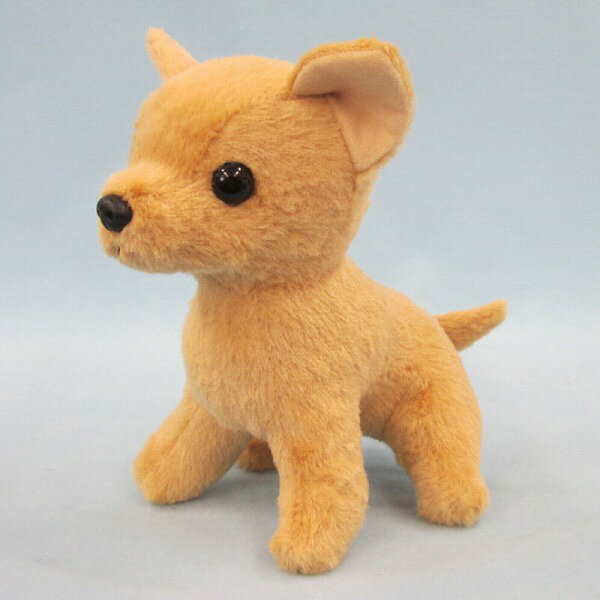 ピンと立った耳と、大きな目がかわいいチワワのぬいぐるみです。 お尻をつけてお座りして、飼い主さんをじっと待っていてくれてる様でかわいいです。 毛足は5ミリで短めで、レーヨン素材の柔らかい肌触りです。 サイズ 座り型　（体高16cm　×　体長...