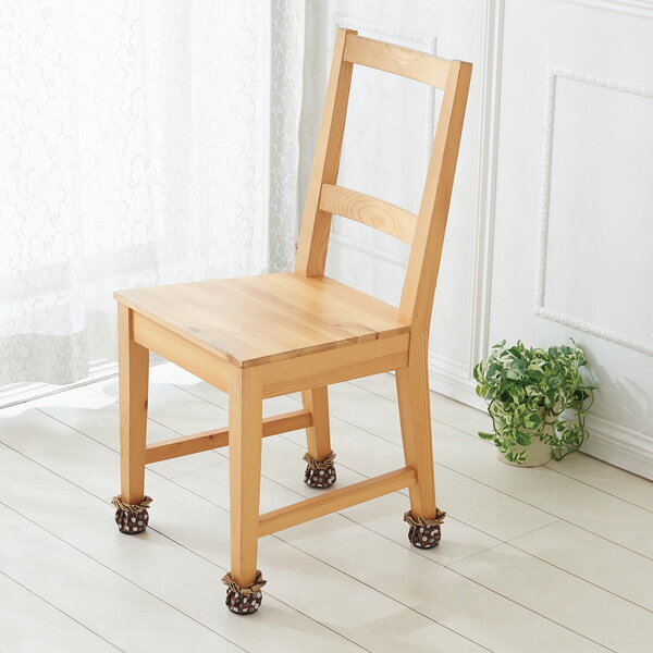椅子脚にすっぽり履かせて床の傷防止・防音に！ はずれにくいワンタッチテープ接着。 椅子脚とワンタッチテープでつけているから、椅子を動かしてもはずれにくい！ 底面は、椅子を動かしやすいフェルト仕様。8個入り、2脚用。 ■商品サイズ：（約）直径5×7cm ■適応サイズ： （約）外周8〜11cm ■材 質：本体/綿、レーヨン、バイアス/ポリエステル,綿、底部/ポリエステル 取り寄せ商品のため、お届けが1週間程度かかる場合があります。 北海道・沖縄・離島は別途送料が必要となります。在庫更新のタイミングにより、在庫切れの場合はキャンセルさせていただく可能性があります。 こちらの商品はメーカー直送品のため、プレゼント用ラッピングの出来ない商品となっております。