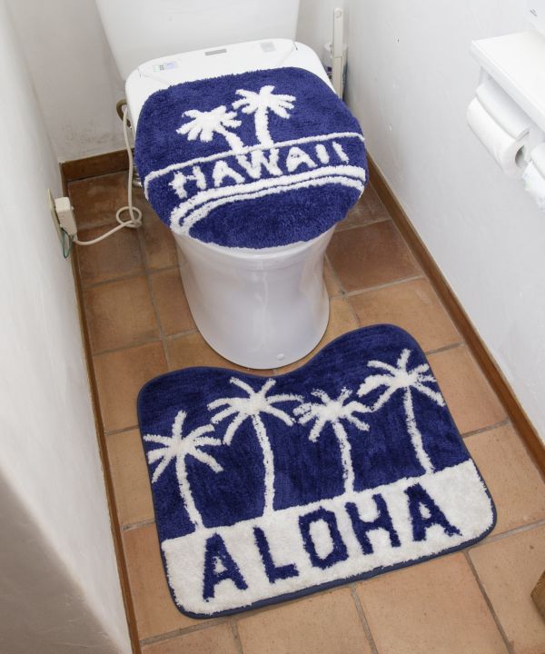 HAWAIIで見たサンセットを思い出すようなトイレセット。 トイレセットに施されたパームツリーは「家族愛」という意味があります。 肌触りがとても気持ちいい素材です。 トイレもHAWAIIの癒しの空間を。 手洗い可能です。 ※洗濯機は使用しないでください。 フタカバー：縦 50cm(折り返し部分込) 横 43cm　 マット：縦 52cm 横 60cm 素材 パイル糸 ポリエステル100% 基布 綿100％　パイピング　綿100％　裏地　ポリエステル100%