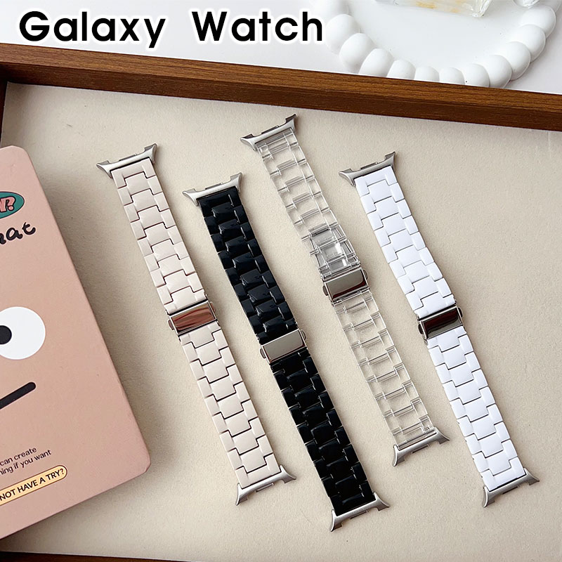 商品名Galaxy Watch8 バンド Galaxy Watch8 Classic 交換バンド 軽量 Galaxy Watch8 40mm 44mm バンド 簡単装着 クリア 透明 ベルト ギャラクシー ウォッチ8 バンド おしゃれ 可愛い 人気 おすすめ Watch8 Classic 時計バンド Galaxy Watch8 交換ベルト商品説明・軽く丈夫な樹脂素材素材はステンレスと樹脂素材を使用しており、軽く長時間着けていても疲れません。・肌に優しい肌に優しく、通気性・耐久性が高いので、快適に着用することができます。内容量バンド本体×1個素材樹脂対応機種Galaxy Watch8 40mmGalaxy Watch8 44mmGalaxy Watch8 Classicカラーブラックホワイトクリアスターライト使用上の注意※画像は一例となります。購入前に必ずお手持ちの機種をご確認ください。※掲載の商品画像と実際の色は室内、室外での撮影、モニターの表示により若干異なる場合がありますので、ご了承くださいませ。※製造時期によりデザインや仕様に若干の変更がある場合がございます。予めご了承ください。関連キーワードGalaxy Watch8 バンド Galaxy Watch8 Classic 交換バンド 軽量 Galaxy Watch8 40mm 44mm バンド 簡単装着 クリア 透明 ベルト ギャラクシー ウォッチ8 バンド おしゃれ 可愛い 人気 おすすめ Watch8 Classic 時計バンド Galaxy Watch8 交換ベルト
