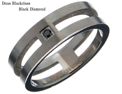 Danas Blackclass。ブラックステンレスダイヤモンドリング！互いに真逆の輝きながら惹かれあいラグジーなジュエリーに進化していく。 総重量：3.6g 幅0.6cm サイズ：＃13 ステンレススチール 天然ブラックダイヤモンド0.0...