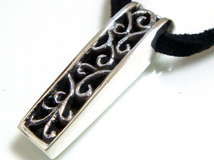 ペンダント シルバーアクセサリー 燻しの効いた唐草バーシルバーペンダント