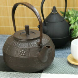 【送料無料】南部鉄器 鉄瓶 面取り梅 1.6L 佐藤守巨作〔IH調理器100V対応〕MO-13 岩手