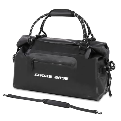 ◆商品名：防水バッグ タフドライバッグ SHOREBASE ショアベース ダッフルバッグ【圧倒的な耐久性】0.7mm厚で極厚仕様の「PVC1000D生地」を採用！荷重が掛かる部分には二重縫製も採用。過酷な環境でも安心して使用できます。【水を通さない防水仕様】PVC1000D生地は水を通さないため大雨でも安心！短時間なら浸水させても水が侵入しません。【握りやすく丈夫なハンドル】取手には登山用極厚ザイルロープを装備！非常に握りやすく、取手が自立するのですぐ手に取ることができます。夜間に光る反射材入り。【背面にアイテム装着可能】背後にはアウトドア用マットを装着できる専用のベルトを装備！様々なものを固定できます。耐久性の高いPVC1000D生地を使用した防水バッグ
