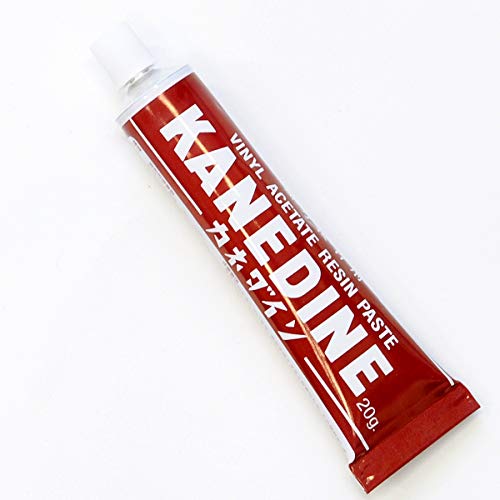 ◆商品名：手芸用 つまみ細工用 速乾 強力 ボンド 20g 1本■商品名：カネダイン 速乾・強力ボンド ■内容量：20g ■成分： 酢酸ビニル樹脂（30〜40%)、　有機溶剤（70〜60%） 　　※火気厳禁、第四類第一石油類、危険等級II■用途： ◎　木材、布、紙　（良くつく） ○　ガラス、皮、コンクリート■使用法： ・接着面の汚れ、油を取り除き、よく乾かします。接着する面に薄く均一に伸ばし、すぐに貼り合わせ動かないように固定します。 【キャップを開けた時、中身が出る場合があるので、注意して開けて下さい。）■ご注意 ： ・有機溶剤を含んでおります。蒸気を吸入しますと有害のため、十分換気をし、吸い込まないようご注意ください。 ・直射日光を避け保管下さい。容器の中の接着剤が30℃以上になりますと、容器が膨れて漏れたり、異形になります。 ・幼児の手の届かない所に保管・保存し注意して下さい。 ・接着用以外に使用しないで下さい。 その他、パッケージの使用法・注意事項をご確認の上、ご利用下さいますようお願いします。カネダイン 〜速乾＆強力ボンド　20g×1本〜 手芸には欠かせないボンド。 その中で重要なのは、乾きが早くて強力な事！ つまみ細工、リボンアクセサリー、木のがま口バッグ製作など多目的用途に使えます。 手芸以外でも、DIYや修理など日常的に使うことが出来るので、お家に1本 常備しておくと、とても重宝します♪ ハンドメイド作業がスムーズに進みますね。