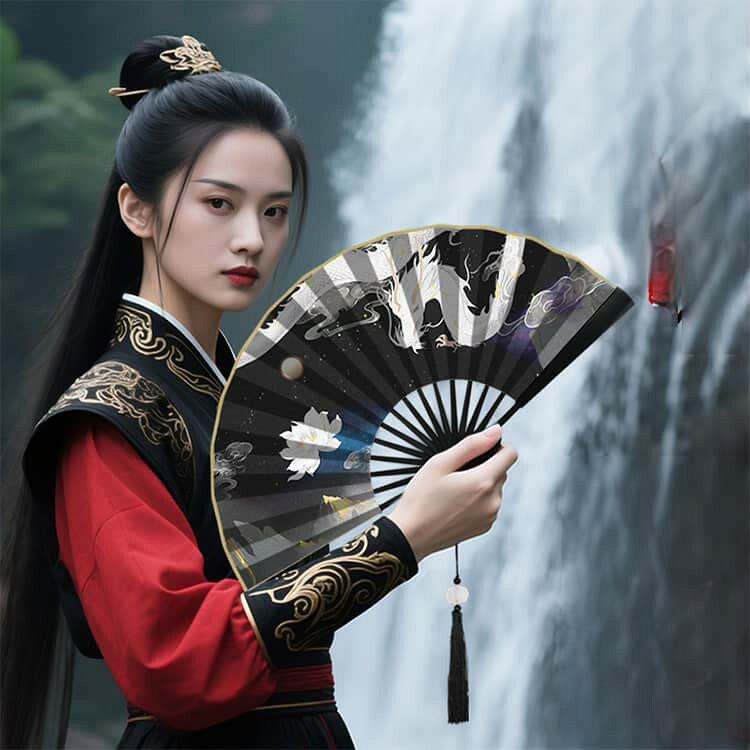 セレクトストア 安心堂の大きいサイズ 折りたたみ せんす 扇子 大きめ 夏用 男性 竜 メンズ プレゼント 浴衣 竹 踊り タッセル付き 鶴 京都 花火 柄 お土産 小物 イベント 熱中症対策 レディース 女性 観賞用 花火大会 猛暑対策 舞踊扇子 踊り用 扇子 撮影 小道具｜アングル3