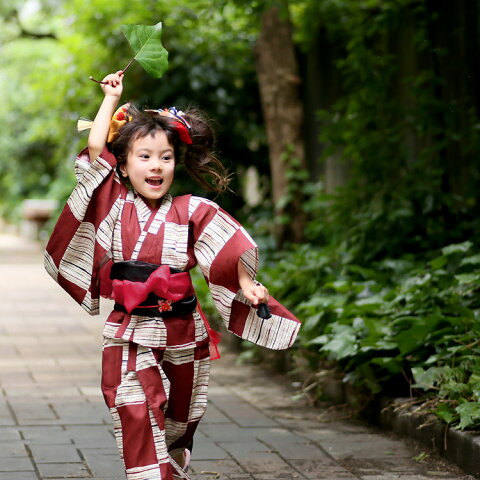 子供 浴衣 セット レトロ 4点セット(浴衣/兵児帯/下駄) 綿麻 麻混 縞 ストライプ 市松模様 先染めベージュ 赤 エンジ モダン 可愛い 粋 大正浪漫 古典 浴衣セット 100cm 110cm 120cm 130cm 幼稚園 小学生 夏祭り