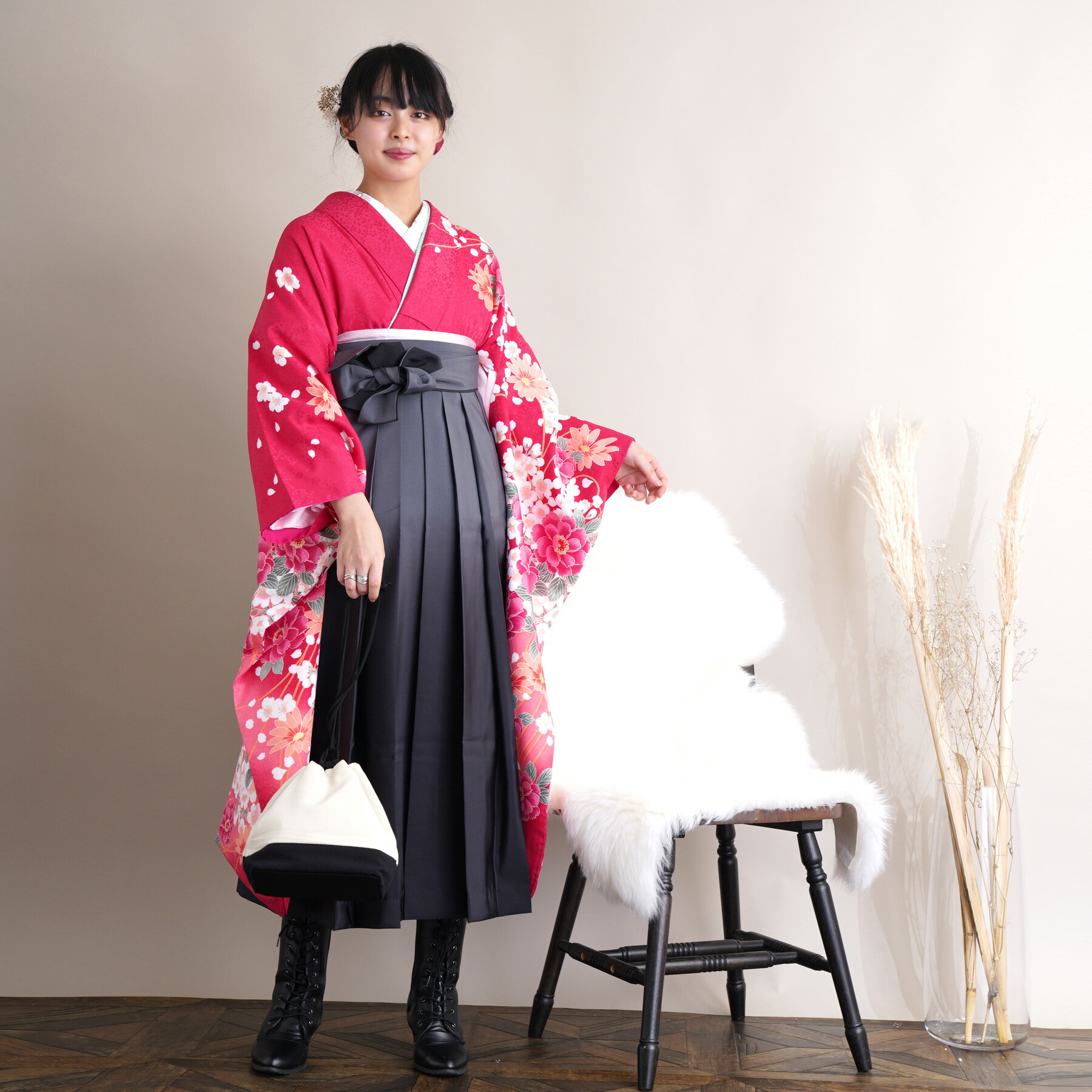 【レンタル】【袴 18点フルセット 赤地に花化粧】 振袖 袴 大人 卒業式 謝恩会 大学生 往復送料無料 着物 袴 牡丹 菊 桜 薔薇 バラ 赤 レッド ピンク 黒 グレー 華やか 個性的 鮮やか 可愛い 古典柄 おしゃれ フルセット 足袋プレゼント 女 女性