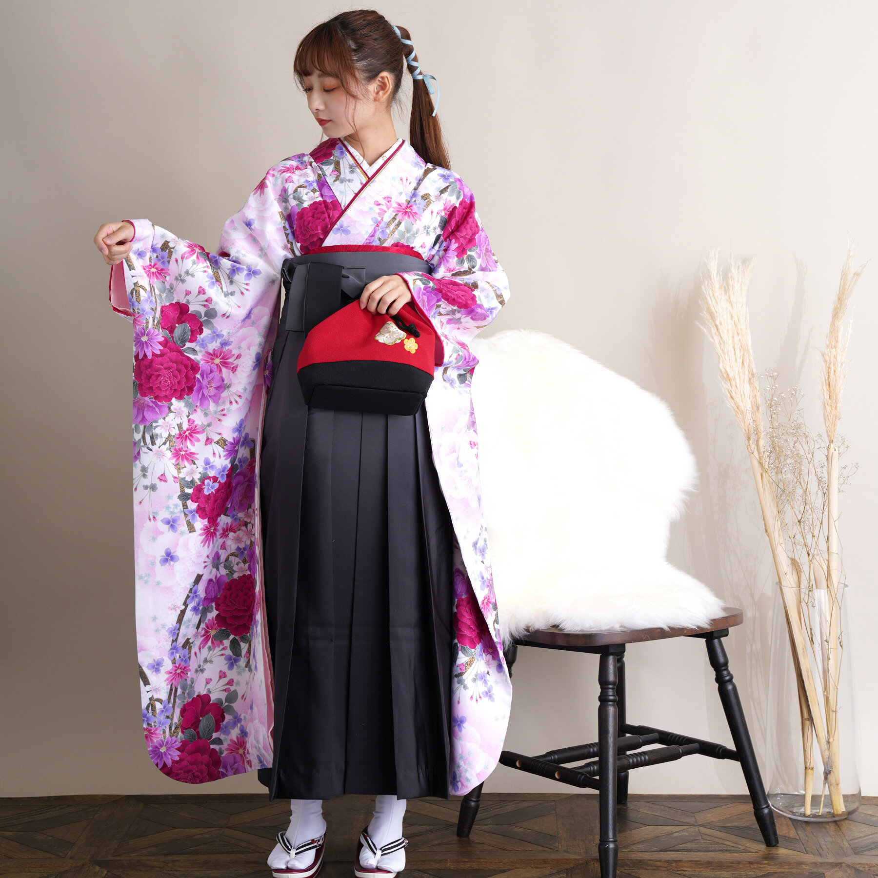 【レンタル】【袴 18点フルセット 薄ピンク地に牡丹化粧】 振袖 袴 大人 卒業式 謝恩会 大学生 美大生 着物レンタル 往復送料無料 着物 袴 牡丹 薔薇 菊 ピンク 赤 紫 黒 グレー 華やか 個性的 鮮やか 可愛い 古典柄 おしゃれ フルセット 足袋プレゼント