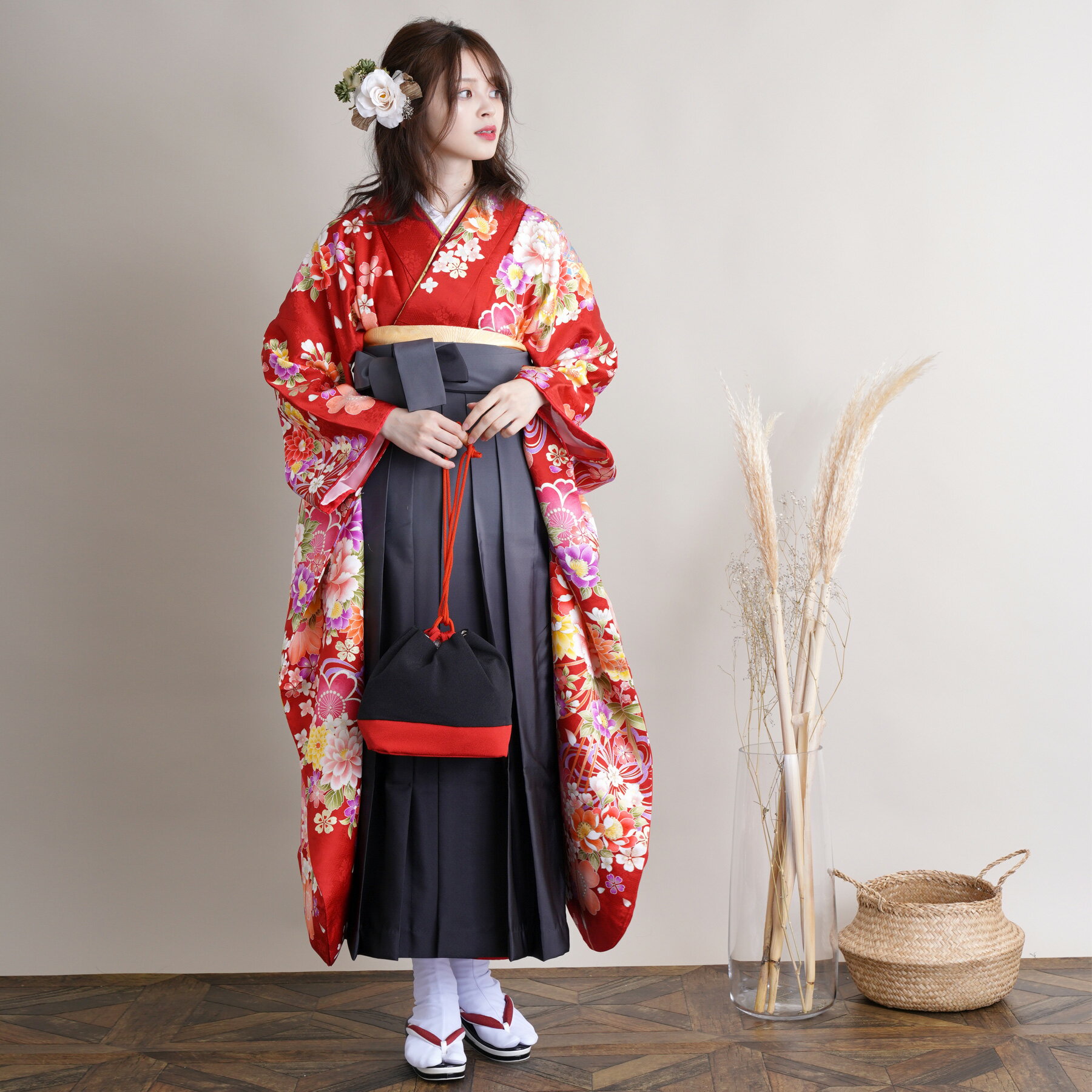 【レンタル】【袴 18点フルセット 深紅地に手毬と牡丹】 振袖 袴 大人 卒業式 謝恩会 大学生 往復送料無料 着物 袴 花 牡丹 桜 菊 梅 毬 赤 レッド オレンジ 黄色 紫 黒 グレー 華やか 鮮やか 可愛い 古典柄 おしゃれ フルセット 足袋プレゼント