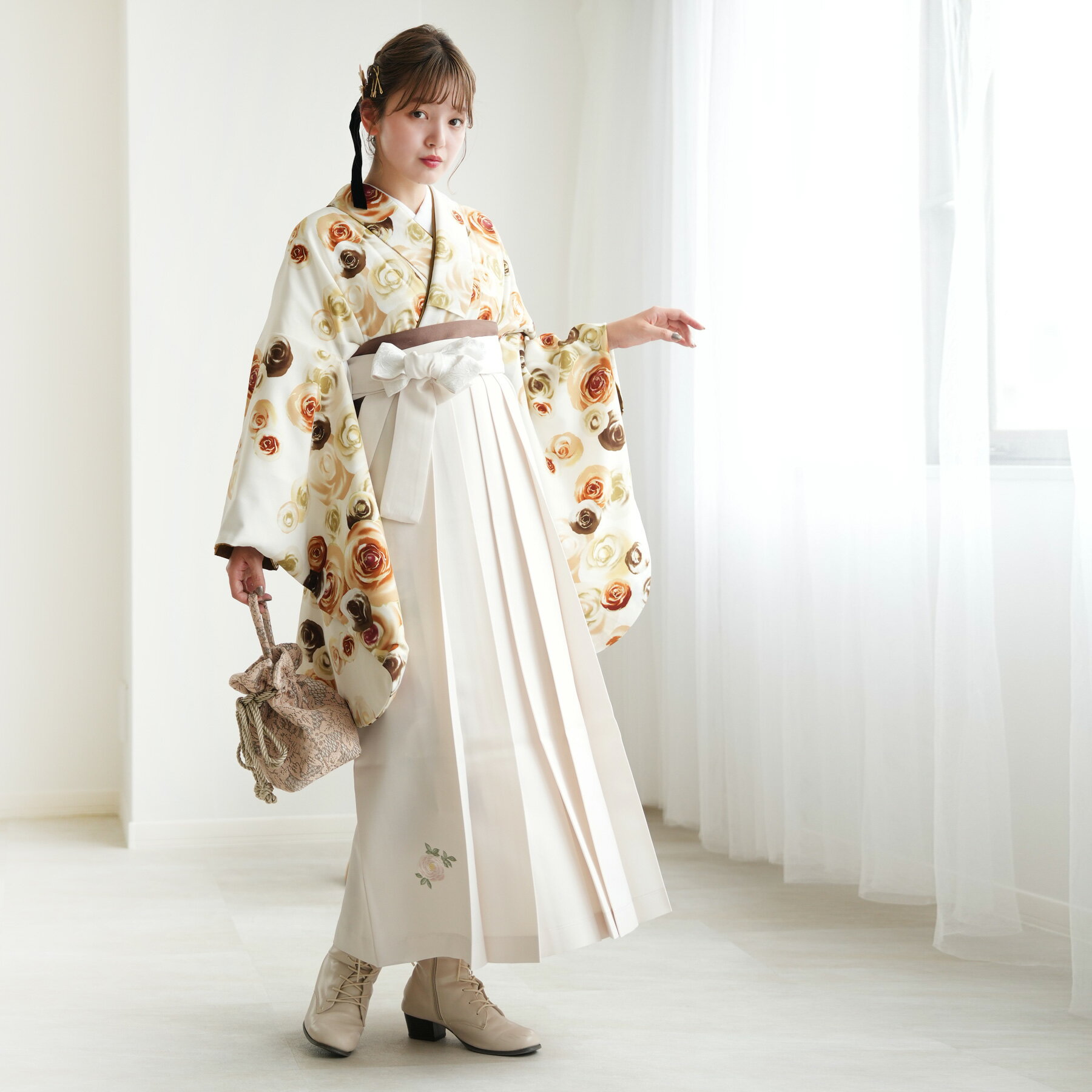 【レンタル】【玉城ティナ×紅一点 袴 17点セット 白地にブラウンの巻き薔薇 日本製】 二尺袖着物 はかま フルセット 卒業式 大学生 専門学生 レディース 女性 足袋プレゼント 重ね衿縫い付済 往復送料無料