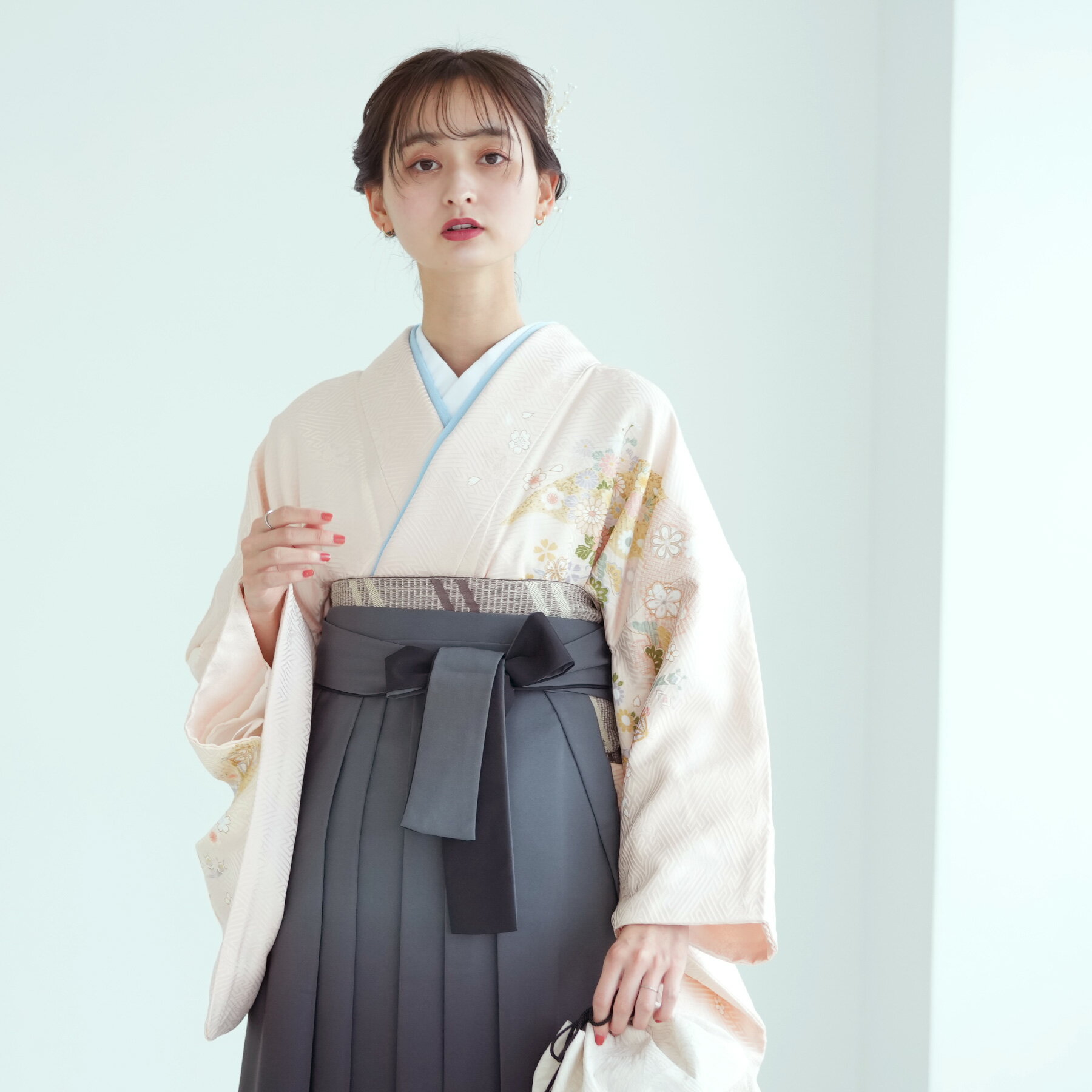 【レンタル】【袴 18点フルセット アプリコットベージュに紗綾型と桜】 訪問着 卒業式 教員 教職員 先生 着物レンタル 往復送料無料 着物 正絹 袴 古典花 菊 牡丹 桜 吉祥柄 ピンク 薄色 黒 グレー グラデーション ぼかし フルセット 足袋プレゼント