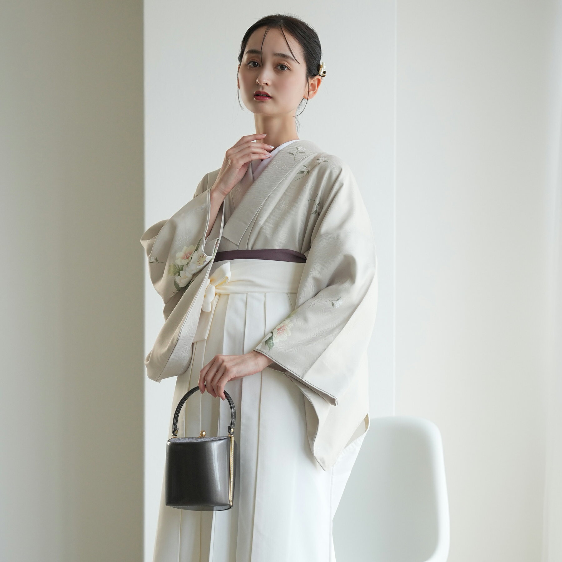 【レンタル】【袴 18点セット 月白地に白牡丹】訪問着 着物 はかま フルセット 卒業式 教員 教職員 先生 大学生 専門学生 レディース 女性 袴91cm（身長153-158cm）ブーツ着用時165cmまで適応 足袋プレゼント 往復送料無料 オフホワイト グレー 白