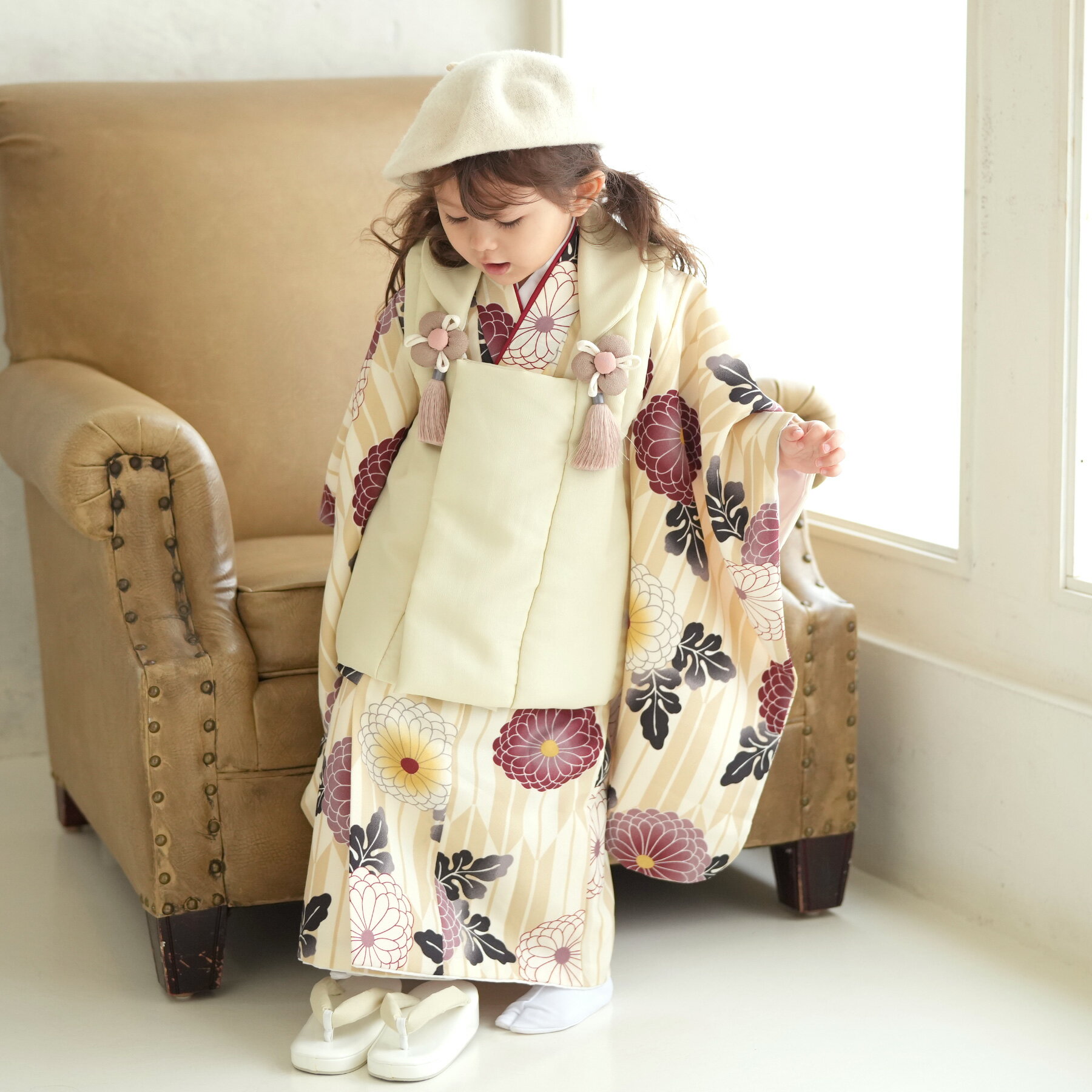 【レンタル】 往復送料無料 七五三セット ニコアンティーク 88-105cm前後 七五三 3歳 着物 フルセット 花 被布セット オフ白系 ベージュ えんじ 矢絣と菊 タッセル ちりめん 女の子 長襦袢 腰紐 巾着 草履 足袋 ベレー帽 三つ身(4)